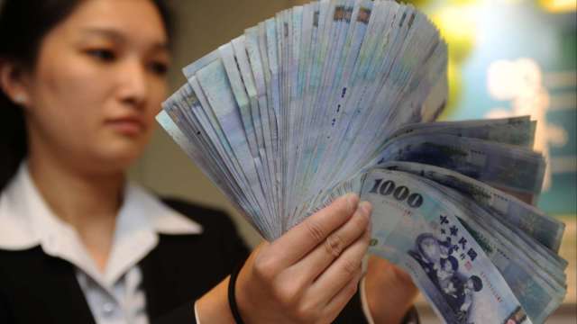 〈台幣〉股匯齊挫 收27.651元一周低點。(圖:AFP)