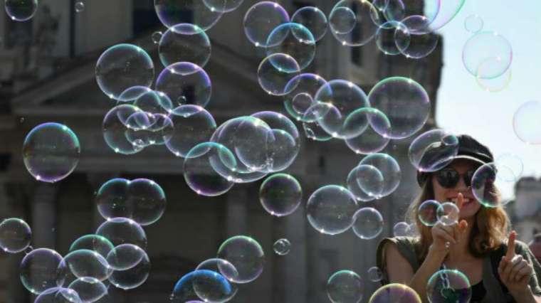 葛拉漢預測，美股正處於百年來第四場超級泡沫中 (圖片：AFP)