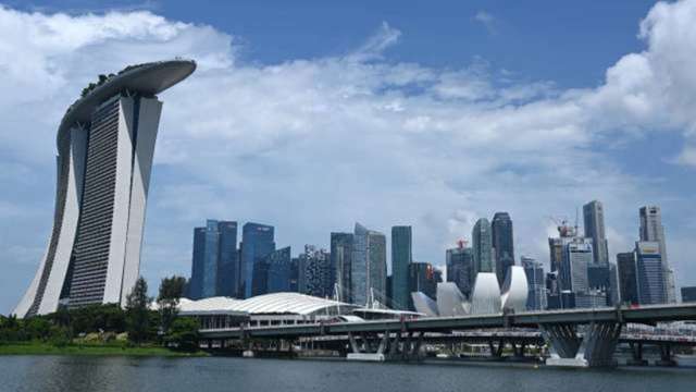 抗擊通膨！新加坡央行意外緊縮貨幣政策 星元應聲上揚 (圖:AFP)