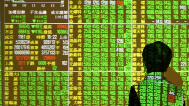 航運、高價股跳水 台股跌287點收17701點 創1個多月新低。(圖:AFP)