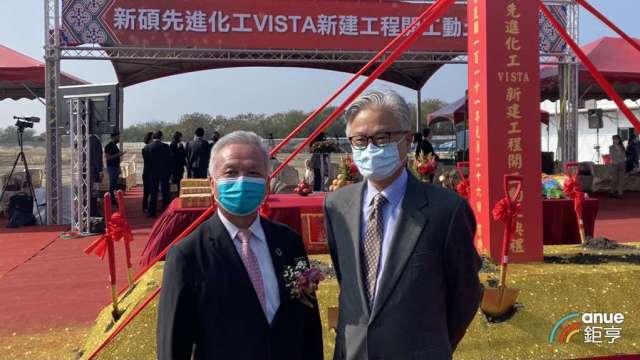 左起為新纖總經理羅時銓、董事長吳東昇。(鉅亨網記者彭昱文攝)