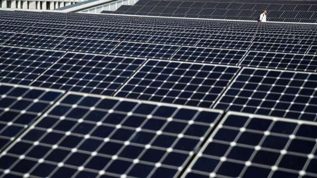 再生能源躉購費率出爐，太陽光電維持一年兩期每度3.8680-5.8952元。(圖:AFP)