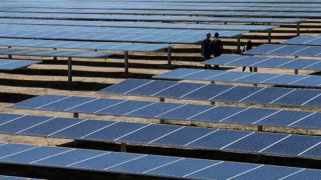 拜登宣布太陽能設備關稅再延長四年 放寬雙面太陽能板、電池的限制（圖：AFP）