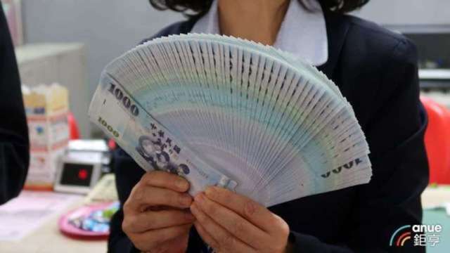 〈台幣〉匯市開紅盤午後豬羊變色 翻貶收27.841元創3個月新低。(鉅亨網資料照)