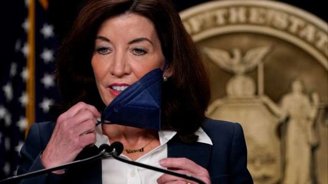 紐約州州長Kathy Hochul 昨(9)日在記者會上脫口罩，以示即將改變口罩規定。(圖片:AFP)