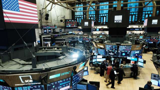 美CPI大爆表！Fed官員升息言論嚇壞美股 道瓊跌逾500點 (圖片：AFP)