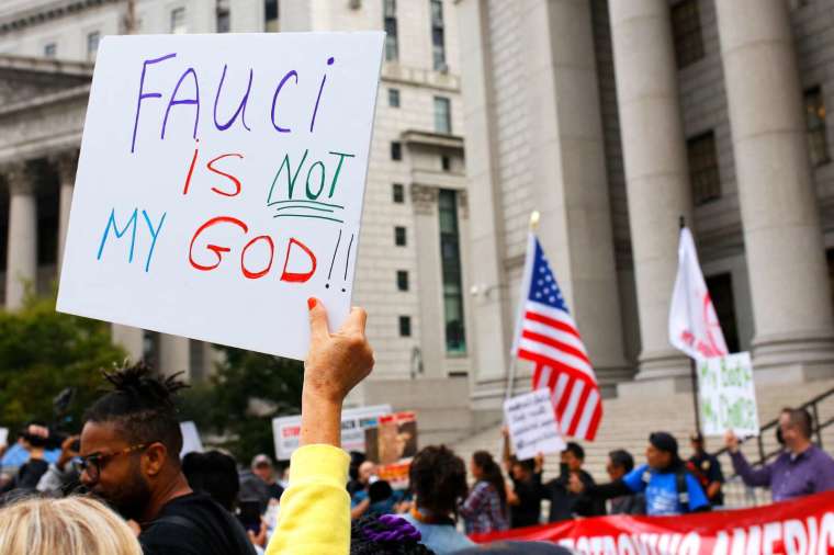 高举抗议口号的纽约群众 (图片: AFP)(photo:CnYes)