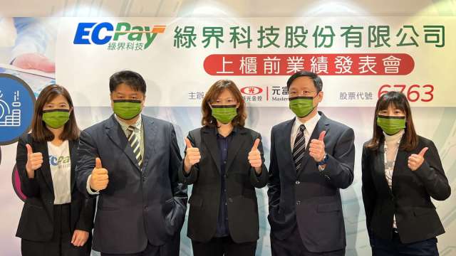 綠界科技董事長林雪慧(中)、總經理黃華勇(左二)。(圖：綠界提供)