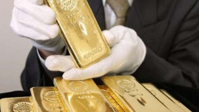 驅動資金轉進黃金避險  外資估金價上看2000美元。(圖：AFP)