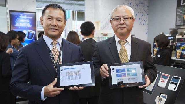 全家總經理薛東都(左)。(圖：全家提供資料這)