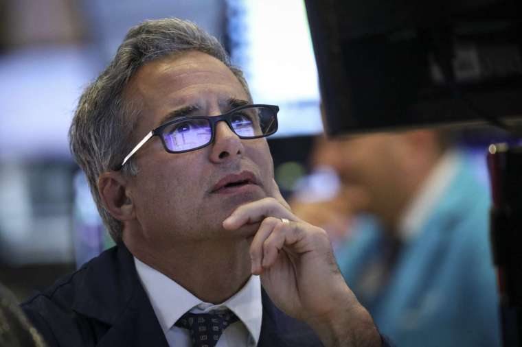 分析师认为，週四美股惊人逆转或许暗示着投资人正开始将乌俄问题放在一边 (图片：AFP)(photo:CnYes)