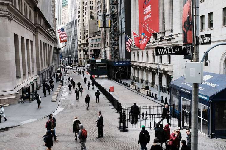 华尔街分析师担忧对俄制裁将带来又一场「雷曼级危机」，建议投资人进场捡便宜还要再等等 (图片：AFP)(photo:CnYes)