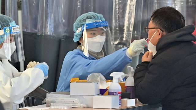 南韓疫情急遽飆升 單日新增確診逼近22萬人創高 (圖片：AFP)
