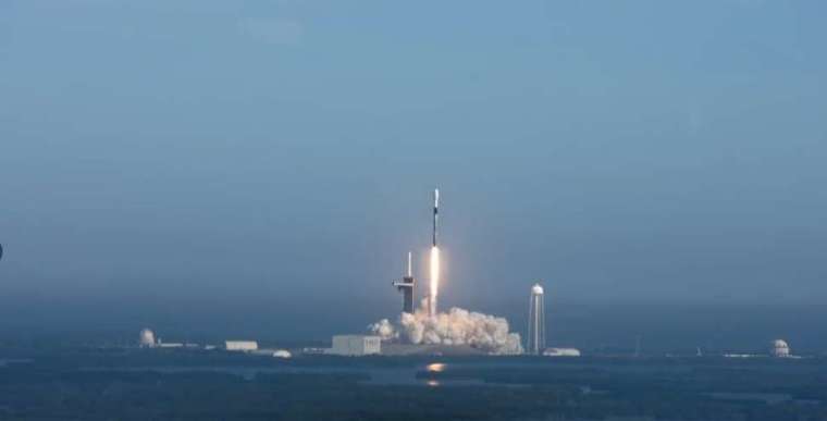 馬斯克秀出 SpaceX 發射火箭，酸俄軍「美國掃帚上天」言論。(圖片：AFP)