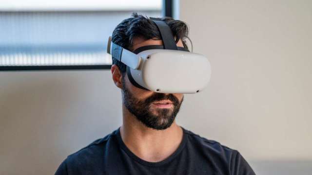 「Meta Quest 2」VR眼鏡成本高 Meta薄利多銷推動普及 (圖片：AFP)