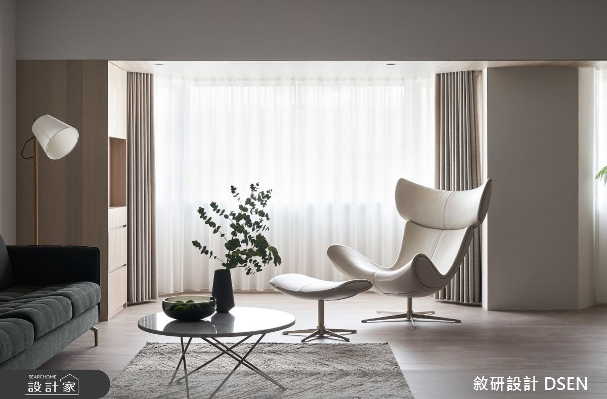 在輕柔的純白和木色調中，放進輕盈優雅的家具線條，展現簡約而美好的生活質感。