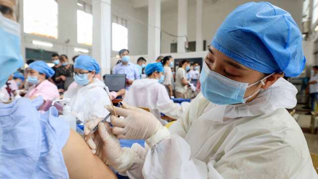 〈美股熱門股〉中國疫情升溫、追加劑引熱議 助疫苗股攻高(圖片：AFP)