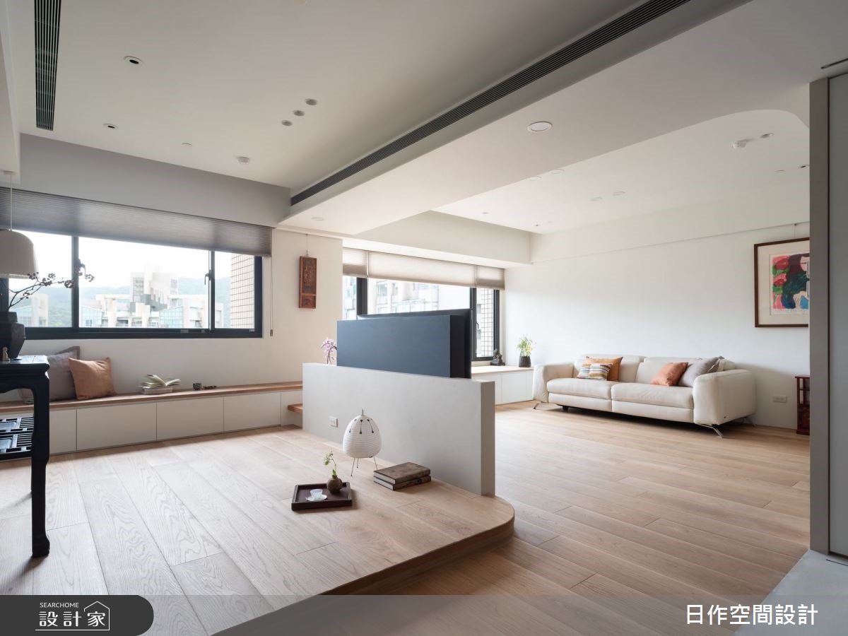 和室也有更為簡易的做法，稍微墊高地板以劃分出和客廳相異的場域，空間更能靈活運用。