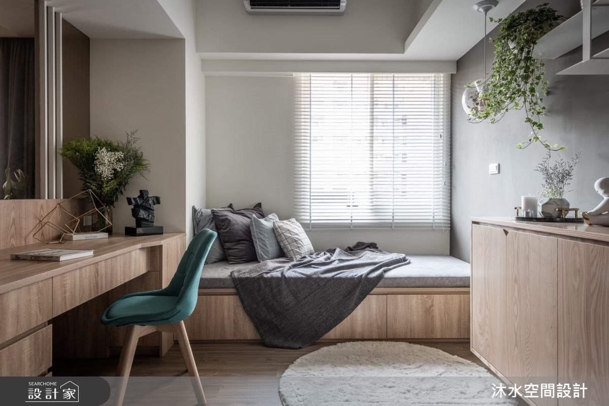 書房設計100公分以上的寬度的臥榻，加上軟墊就可以當單人床使用。