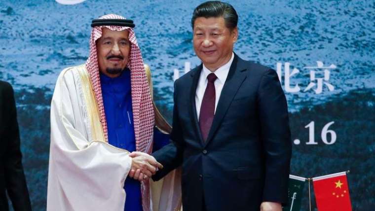 習近平在 2017 年會晤沙國國王。(圖: AFP)