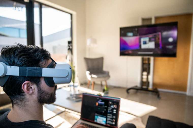 Meta 旗下 VR 頭戴式裝置 Oculus 也將新增監督工具。(圖片:AFP)