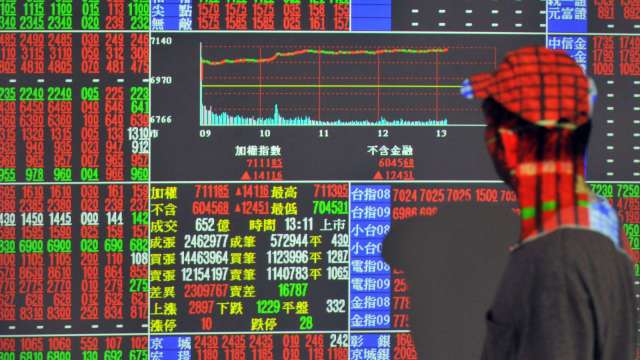 央行跟進升息1碼 台股再闖月線? 外資與台幣匯率指路。(圖：AFP)