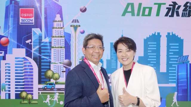 中保科副董事長林建涵(左)22日與台北市副市長黃珊珊對談智慧城市願景。(圖：中保科提供)