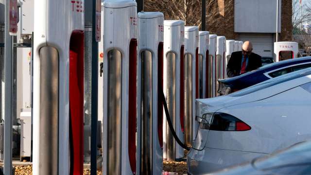 油價飆升促使車主轉向電動車 電動車相關ETF出現反彈(圖片：AFP)