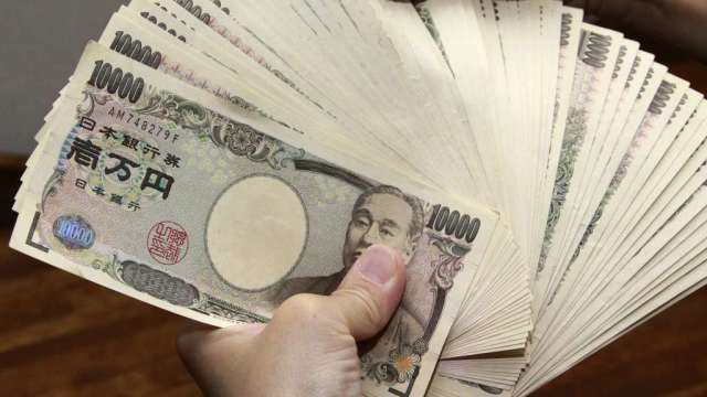 日本央行片岡擔憂經濟下行風險 日圓貶破121.40 續創6年新低(圖:AFP)