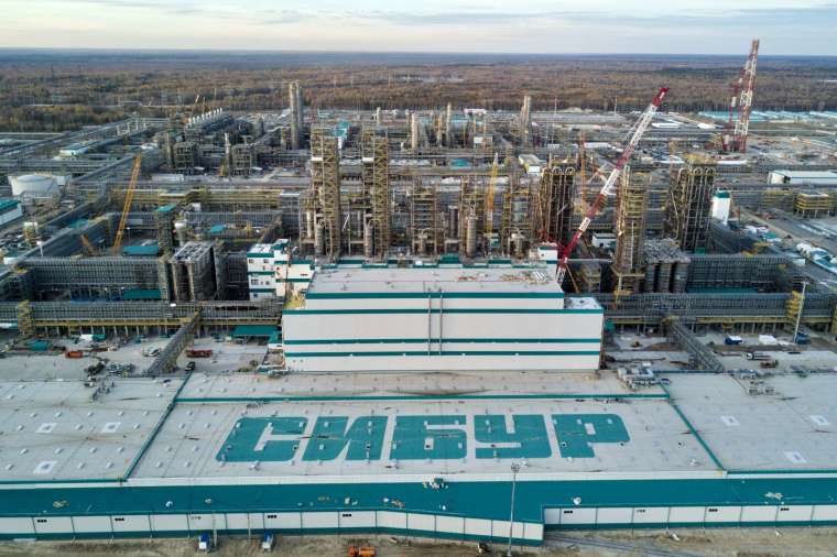 圖為 Sibur 在俄羅斯 Tobolskr 郊區的大型石化工廠 (圖：AFP)