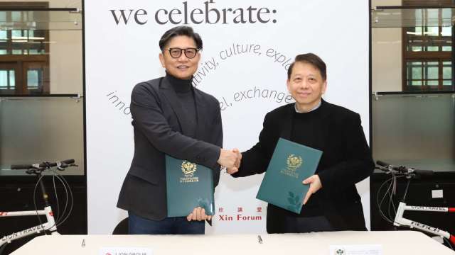 雄獅集團董事總經理黃信川(左)與高餐大校長陳敦基(右)簽署合作意向書。(圖：雄獅提供)