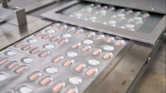英國著手研究輝瑞新冠口服藥物對住院重症患者療效。（圖：AFP）