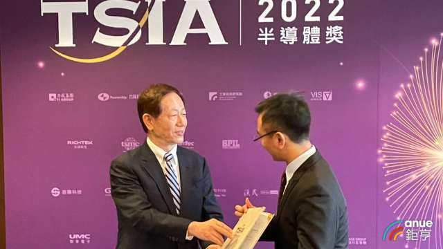 TSIA(台灣半導體產業協會)理事長劉德音與獲頒2022半導體獎學生合影。(鉅亨網記者林薏茹攝)