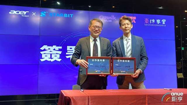 倚天酷碁總經理鐘逸鈞(左)、思偉達創新科技CEO鄧萬偉(右)。(鉅亨網記者劉韋廷攝)