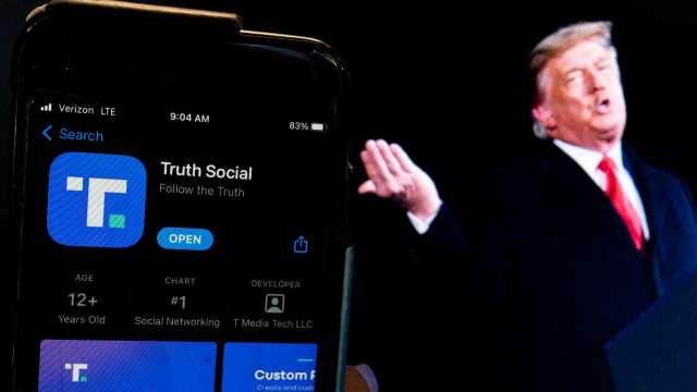 川普旗下Truth Social傳兩關鍵高層離職、App下載量銳減 概念股DWAC盤中暴跌逾11%(圖片：AFP)