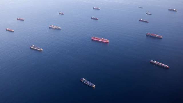 中國封城 俄國、伊朗和委內瑞拉原油苦等入港 (圖:AFP)
