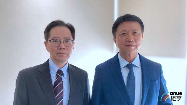 左起為鴻碩總經理魯憶萱及董事長張利榮。(鉅亨網資料照)