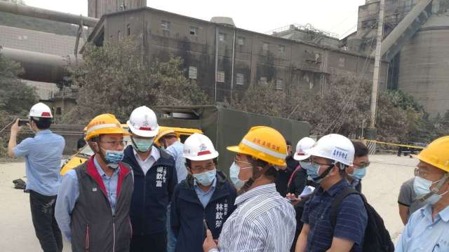 高市府現場勘查楠梓區東南水泥舊廠拆除事故廠區。(圖：高市府提供)