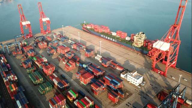載貨卡車變少 上海港進口貨櫃平均等待時間增至12天(圖:AFP)