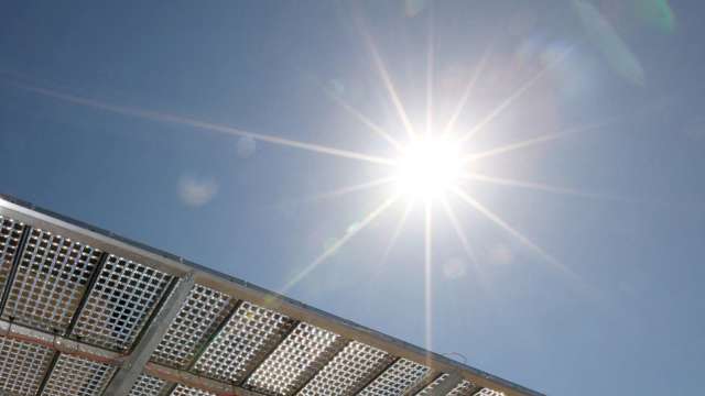 關心圓筒形太陽電池發展 小池百合子參訪電氣通信大學。 (圖片：AFP)