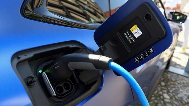 Soelect攜手樂天化學 擴張電動車用電池先進組件生產。 (圖片：AFP)