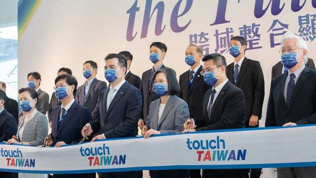 雙虎加深在台投資，蔡英文：台灣面板產業前景令人期待。(圖:總統府提供)