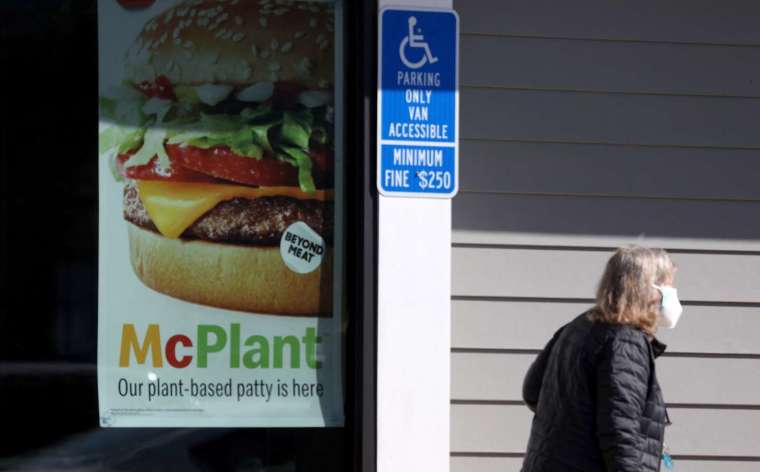 超越肉類的植物肉漢堡傳出將成為麥當勞菜單上的永久產品 (圖片：AFP)