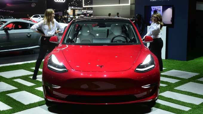 特斯拉去年開始在美國製入門車款 Model 3 當中使用磷酸鋰鐵電池。(圖: AFP)