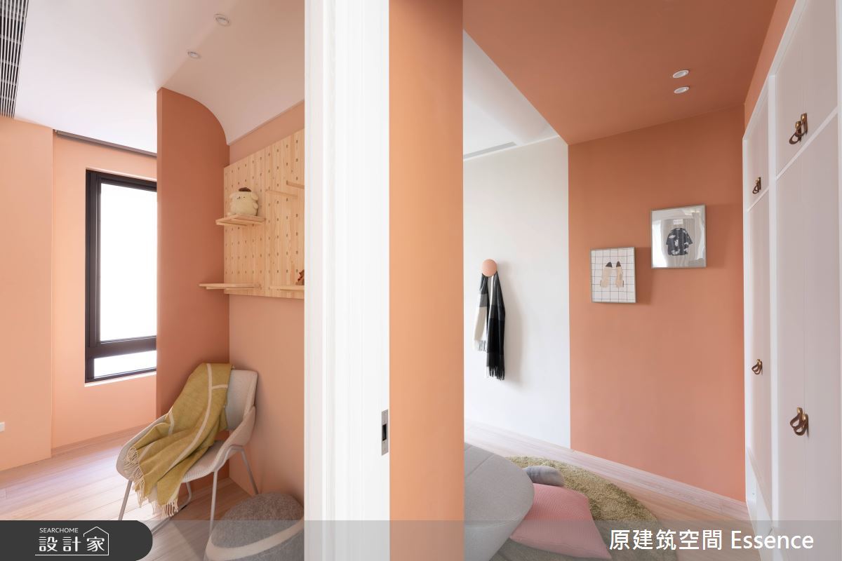 另二以粉橘色調為兒童房挹注溫暖甜美氛圍，設計師融入積木組合概念，利用進退面互補的空間格局，規劃出兩個獨立兒童空間。