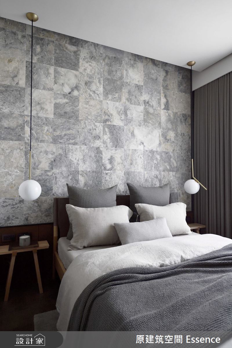 床頭背牆以台灣特有大理石做幾何拼接，灰階色調的紋理，搭配細緻的金屬燈飾，創造理性秩序和感性藝術的對話。