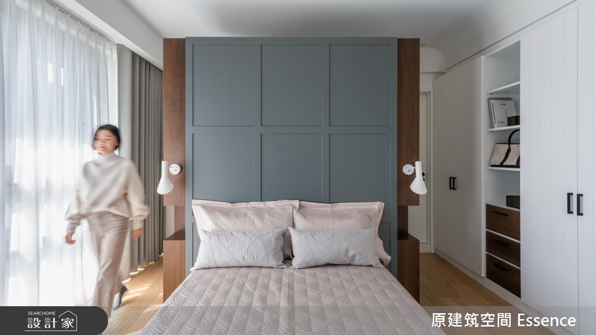 設計師將床鋪稍微前移，結合亮側牆面和床頭後進行收納整合，為主臥室擴充儲藏機能，也賦予整潔舒適的視覺感受。