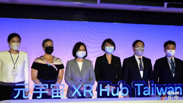 總統蔡英文(左三)：台灣數位發展邁大步，拚打造更多護國神山。(鉅亨網記者劉韋廷攝)
