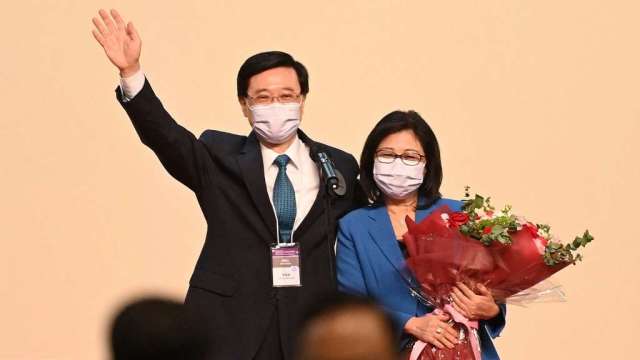 李家超當選新一任香港特首 重申房屋問題是優先工作(圖:AFP)
