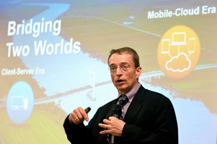 英特爾週二起舉辦連續兩日的「Intel Vision」活動，由該公司執行長季辛格主持專題演講 (圖片：AFP)